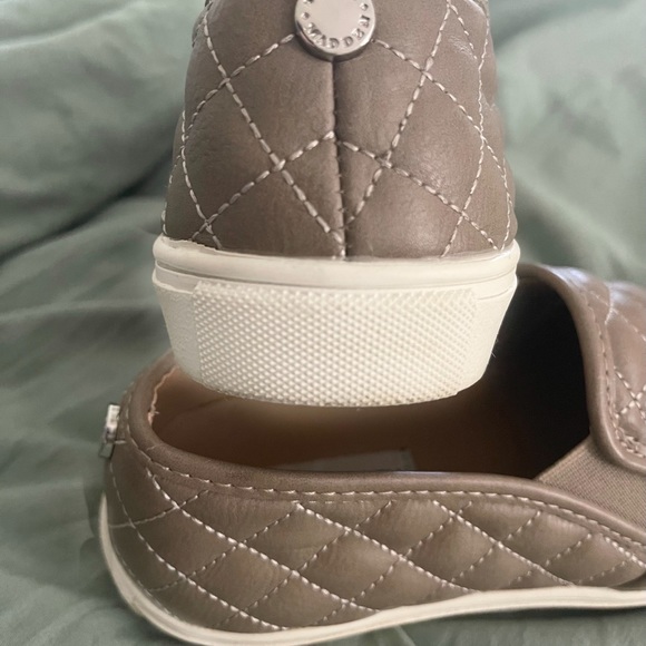 Steve Madden Ecentrcq Sporty Chic Leather Slip-on Sneaker - Picture 5 of 5